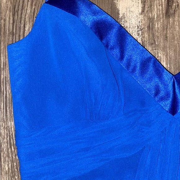 Dresses - Picture 6 of 9